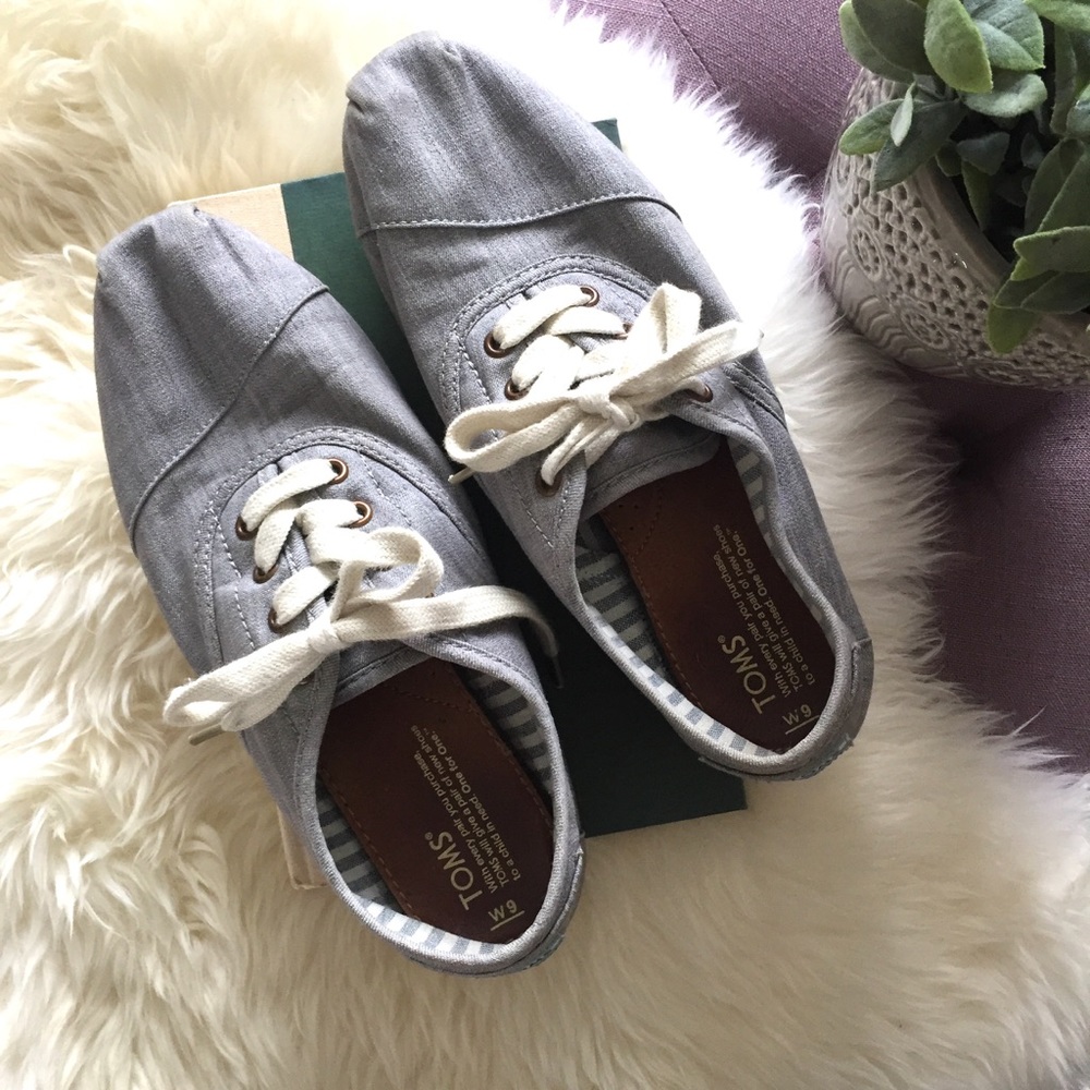TOMS Size 9 Lace-up Sneakers